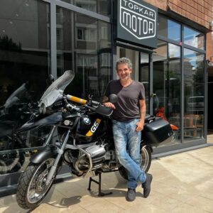Cüneyt Mete Instagram - Gördüğüm en temiz showroom ve sahibi Ömer de @topkarmotor tanıdığım en nezaketli adamlardan biri