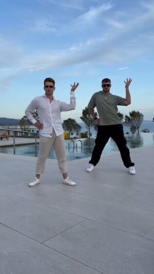 Curtis Pritchard Instagram - It’s not a Holiday without hopping on a TikTok trend!! 😂🤣