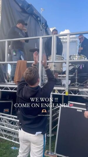 Curtis Pritchard Instagram - Can’t hide that happiness…. #England 😃😄😁 Back stage @alderfest_ 💪🏼⚽️