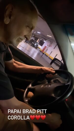 Cynthia Falabella Instagram - Papai Brad Pitt Corolla, foi uma história que papai me contou do Corolla que ele tem desde 2003, e quem fez o lançamento desse carro foi o Brad Pitt!  Meu pai é um galã ! Igual o Brad Pitt! Mais na verdade! Meu Pai ! Meu Amor!♥️♥️♥️♥️♥️♥️♥️♥️♥️