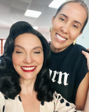 Cynthia Falabella Instagram - E com vocês Emily Miller em breve em Manhattan! Estreia dia 10 de maio no teatro Nair Bello ! Quem vem ? Visagismo maravilhoso da @vivisagista pra dar vida a essa  atriz de Hollywood dos anos 50! 🌟