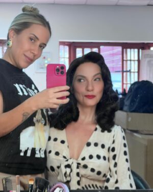 Cynthia Falabella Instagram - E com vocês Emily Miller em breve em Manhattan! Estreia dia 10 de maio no teatro Nair Bello ! Quem vem ? Visagismo maravilhoso da @vivisagista pra dar vida a essa  atriz de Hollywood dos anos 50! 🌟
