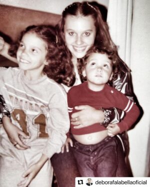Cynthia Falabella Instagram - Eu me sinto tão privilegiada por ter Irmãs Maravilhosas . Estar ao lado de vocês faz minha vida ser Linda e Potente ! Sinto que não estou sozinha, Me Sinto Amada 🫀🫀🫀 @deborafalabellaoficial  @junia_falabella ! Irmãs Grimm ! 💚💚💚 #Repost @deborafalabellaoficial with @use.repost
・・・
Desde sempre apaixonada pelas minhas irmãs ❤️ @cynthiafalabella @junia_falabella