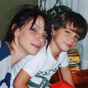 Cynthia Falabella Instagram - Amor da vida da Dinda ! Sempre longe mas no meu coração tão perto! Te Amo Teteu ! Que seu ano seja maravilhoso e cheio de amor como você merece!!!! Obrigada CUMADI @gabifurtadocosta por esse presente . Sigo amando sempre essa família Linda♥️♥️♥️ @aulin____ @aulus_pessoa @miriamdoassa  @jucassa ! Todo mundo! Zezinho , Julinha , Família linda! 🥰🥰🥰 * só uma observação, ele tá fazendo 17!!!!! Hahahahaha