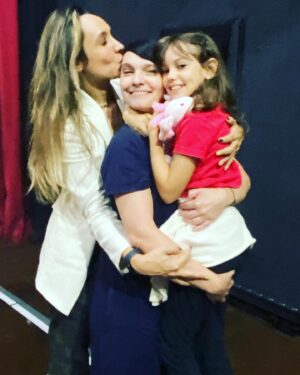 Cynthia Falabella Instagram - Orgulho da Minha Amiga Amada e Grandiosa em tudo que faz! Eu via a alegria no rosto da Lis !!! @maria_maya parceira! Você arrasa♥️♥️♥️ . Hoje assistimos o penúltimo Espetáculo Musical Bring it On ! Parabéns! Que Lindo! Acho que devia mesmo ficar em cartaz ! Parabéns @allegresseproducoesbrazil  @jualfa73 @janamelazo @paulonogueira72 @cinzia.Alvarez, todes profissionais envolvidos e meus alunos maravilhosos! 👏🏼👏🏼👏🏼👏🏼👏🏼👏🏼👏🏼♥️♥️♥️♥️