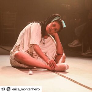 Cynthia Falabella Instagram - #Repost @erica_montanheiro with @use.repost
・・・
[ÚLTIMAS SEMANAS da peça ENTRE OS TRILHOS E A BALEIA] três últimas semanas desse trabalho lindo, com essas três maravilhosas: @ligiayamaguti @cynthiafalabella @eu.gabicosta 
Direção @erica_montanheiro 
Direção assistente @anaelisamattos 
Texto @luana.frez 

NÃO PERDE! Arrasta o carrosel pra ver as informações no flyer.
A boa notícia é que temos SESSÕES EXTRAS:
24/11 - 20h30
25/11 - 17h 
01/12 - 20h30
02/12 - 17h30
03/12 - 17h30
04/12 - 16h30
Gratuito no mezanino do Centro Cultural FIESP