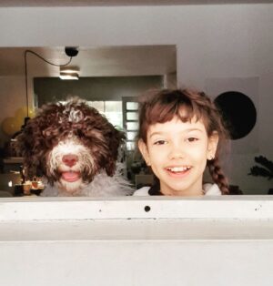 Cynthia Falabella Instagram - Boa segunda! Da pra acordar e ser feliz !  Essa despedida acontece todo dia antes de sair pra trabalhar ♥️♥️♥️♥️ 👧🏻🐶