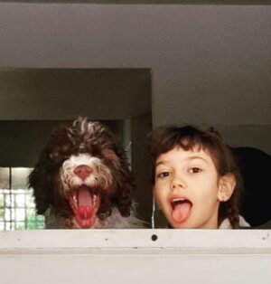 Cynthia Falabella Instagram - Boa segunda! Da pra acordar e ser feliz !  Essa despedida acontece todo dia antes de sair pra trabalhar ♥️♥️♥️♥️ 👧🏻🐶
