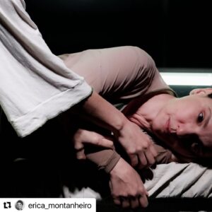 Cynthia Falabella Instagram - #Repost @erica_montanheiro with @use.repost
・・・
[ÚLTIMAS SEMANAS da peça ENTRE OS TRILHOS E A BALEIA] três últimas semanas desse trabalho lindo, com essas três maravilhosas: @ligiayamaguti @cynthiafalabella @eu.gabicosta 
Direção @erica_montanheiro 
Direção assistente @anaelisamattos 
Texto @luana.frez 

NÃO PERDE! Arrasta o carrosel pra ver as informações no flyer.
A boa notícia é que temos SESSÕES EXTRAS:
24/11 - 20h30
25/11 - 17h 
01/12 - 20h30
02/12 - 17h30
03/12 - 17h30
04/12 - 16h30
Gratuito no mezanino do Centro Cultural FIESP