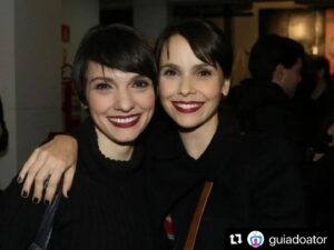 Cynthia Falabella Instagram - #Repost @guiadoator 
・・・
DÉBORA FALABELLA E CYNTHIA FALABELLA ABREM ESPAÇO CULTURAL EM SÃO PAULO

O Espaço Falabella, inaugurado em outubro na Vila Madalena, tem aulas ministradas por Cynthia, além de ensaios e workshops.
 
O espaço surgiu como uma demanda de Cynthia, que ministra aulas particulares de teatro, em especial para crianças e adolescentes. Fica na sobreloja de um empreendimento de brinquedos na Rua Aspicuelta, de onde dá para ver o Beco do Batman pela janela. Conta com uma sala de ensaios com capacidade para até vinte pessoas. A ideia é que, além de receber turmas de jovens para cursos semestrais, previstos para começar ainda em 2023, o espaço tenha workshops ministrados por atores convidados, leituras de textos dramatúrgicos e aluguel da sala para ensaios e criação de montagens."Estamos começando de modo pequeno, nosso sonho é no futuro, quem sabe, ter um teatro", explica Débora.
 
O novo empreendimento é também a manifestação da vontade de ambas de trabalhar juntas novamente, seja na direção, que já dividiram em duas peças infantis, seja em cena, parceria que aconteceu uma única vez em A Serpente, peça de Nelson Rodrigues, que estreou em 2008.
 
Desde sua abertura, em outubro de 2022, o local já recebeu os workshops de iniciação em palhaçaria, de gravação de monólogos, de preparação para testes, além do workshop sobre a técnica Chubbuck, método desenvolvido pela preparadora de elenco Ivana Chubbuck e utilizado por grandes atores de Hollywood, como Brad Pitt e Charlize Theron.
 
Com a autonomia proporcionada por um espaço próprio, as irmãs têm vários projetos em mente. "Pretendo dirigir uma nova peça infantil, com texto do nosso pai (o dramaturgo mineiro Rogério Falabella)", adianta Cynthia.
 
Débora, inclusive, deve ser uma das primeiras a utilizar a sala para ensaios. A partir deste mês, ela coloca em prática uma peça inspirada no livro de Mariana Carrara É Sempre a Hora da Nossa Morte Amém, que deve estrear em breve. "Sonho com o dia em que eu vou tentar reservar um horário para ensaio e não vai ter mais", brinca Débora.
 
Toda a programação do Espaço Falabella pode ser acompanhado pelo Instagram @espacofalabella.