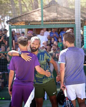 Cyril Hanouna Instagram - C’était la folie ! 💪🏽🎾 @johan.bergeron 

@boxtoboxagency @tennisclubdebandol