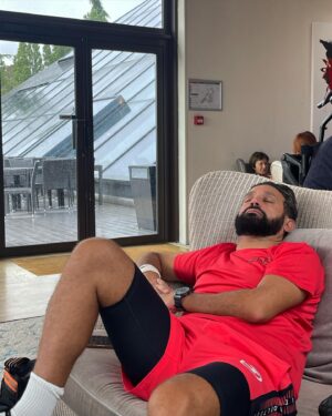 Cyril Hanouna Instagram - J’attends pour jouer mon premier match du P2000 avec @miguelsemmler! Et oui ca m arrive de dormir! 😂