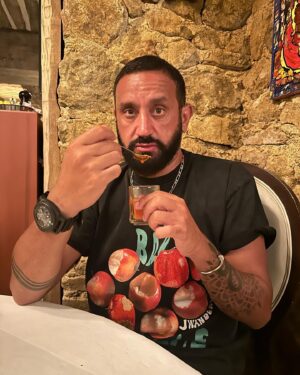 Cyril Hanouna Instagram - Je viens de faire le malin de manger la sauce piquante à la petite cuillère je suis dead !!! J ai la bouche en feu 🔥