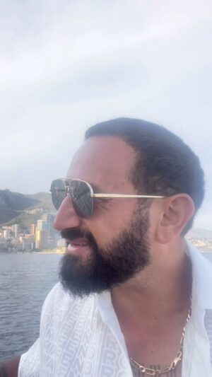 Cyril Hanouna Instagram - Bon les chéris je suis pas prof d’anglais! 😂 et @raymond_aabou non plus visiblement! 

Vous me manquez on se retrouve bientôt pour une nouvelle saison de @tpmptv ❤️