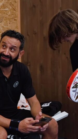 Cyril Hanouna Instagram - Mon Lino aussi s’est mis au padel! Je suis trop fier de lui c’est le patron ! 😂❤️‍🔥

👉🏽 La saison 2 d’objectif top 100 est dispo dans le lien en bio !