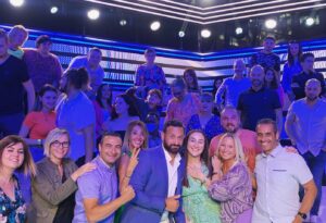 Cyril Hanouna Instagram - Avec le public de ce soir! 🫶🏽 

On se retrouve lundi en direct dans @tpmptv ! Kiffez votre week-end mes chéris 💙