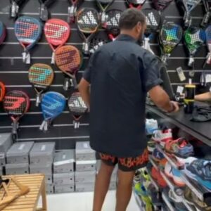 Cyril Hanouna Instagram - Les vacances avec moi c’est : padel padel padel ! 😂🎾