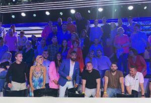 Cyril Hanouna Instagram - Avec le public de ce soir! 🫶🏽 

On se retrouve lundi en direct dans @tpmptv ! Kiffez votre week-end mes chéris 💙