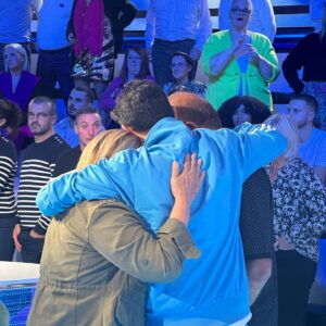 Cyril Hanouna Instagram - L’histoire de Maryse et Pierre m’a énormément touché, j’espère de tout mon coeur qu’ils vont retrouver leur maison! 

Je lance un appel pour leur venir en aide il faut faire le max pour eux. 🙏🏽💙