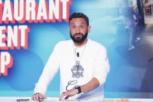 Cyril Hanouna Instagram - Merci pour votre fidélité à @tpmptv depuis toutes ces années! ❤️‍🔥

Et gros succès pour ce pull hier soir 😂

📸 @jack_tribeca