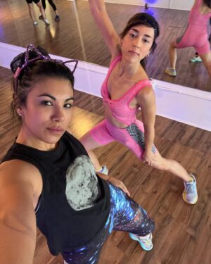 Cyrina Fiallo Instagram - Did another feel your feelings dance class and am overwhelmed with happiness🕺🏾💃🏾

🪩

🤸🏻‍♂️

👩🏻‍🎤

🌟

🌈

#feelyourfeelings #ribbondancing #danceitout #weirddance #thepursuitofjoyproject #dancingwithfriends #hulahoopsarelife #letsdance #iliketomoveitmoveit #danceclassesforadults