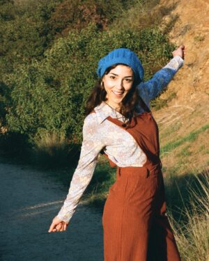 Cyrina Fiallo Instagram - 🦘 @emmanuelleyang said “i have film in my camera, let’s go for a hike.” So we did 🌞

🌾

💫

🤸🏼‍♂️

🧚🏼‍♂️

#filmphotography #midjump #70svibe #filmphotographer #friendsforever #retro