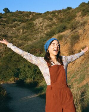 Cyrina Fiallo Instagram - 🦘 @emmanuelleyang said “i have film in my camera, let’s go for a hike.” So we did 🌞

🌾

💫

🤸🏼‍♂️

🧚🏼‍♂️

#filmphotography #midjump #70svibe #filmphotographer #friendsforever #retro