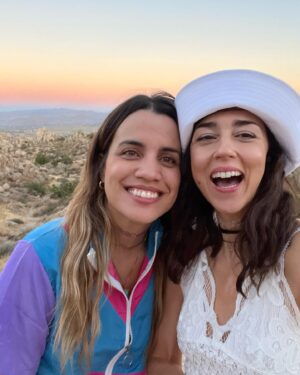 Cyrina Fiallo Instagram - 90’s sleepover, star gazing, Aerosmith, glow party, skates, bubbles…my friends are my heroes✨

🕺🏾

💫

🍕

🛼

#90s #desert #bffs #pioneertown #glowparty #bubblegun #adultsleepover #aerosmithfans