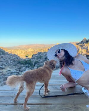 Cyrina Fiallo Instagram - 90’s sleepover, star gazing, Aerosmith, glow party, skates, bubbles…my friends are my heroes✨

🕺🏾

💫

🍕

🛼

#90s #desert #bffs #pioneertown #glowparty #bubblegun #adultsleepover #aerosmithfans