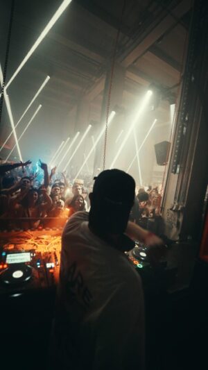 DJ Isaac Instagram - This track literally feels good and i’m super impatient to release it. 😌 Get ready on the 19/01 for my remix of Feel So Good - @djisaacofficial !

📹 @antoinekeene_ 

#Techno #HardTechno #ElectronicMusic #Rave