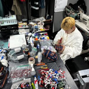 DPR LIVE Instagram - (appreciation post 4 of 5)
@joonyongan - 코스튬 제작과, 소품 제작, 100착장이 넘는 스타일링을 모두 도맡아 한 너에게 나는 경이로움을 느꼈어
여러모로 절대 쉽지 않은 과정이었을 텐데 끝까지 포기하지 않아줘서, 우리의 상상 이상을 만들어줘서 정말 감사해.
너도 가끔은 이게 맞나 싶었을 텐데 그럼에도 불구하고 믿고, 따라주고, 너의 모든 걸 쏟아준 거에 있어 너무 감동이야. 그리고 그 옆에서 묵묵히 도움이 되어주던 관우에게도 고맙다고 이야기하고 싶어. 앞으로도 잘 부탁해요 두 분! BIG LOVE❤️

@9hyunmi & @avo.cad_o0 - 늘 밝은 에너지로 저를 최고로 만들어주시는 두 분께 감사드립니다! 든든한 두 분이 있기에 제가 마음 편히 무대에 오를 수 있어요 저 떠나지 마시고 오래오래 함께해요🫶🏻❤️ (그리고 댄서분들 한분한분 헤어/메이크업 해주신 헤메팀 감사드립니다!!!❤️)

@__xx.rami__ - 남자밖에 없는 회사에서 팀 모두의 니즈를 채워주느라 살신성인해 주신 보람 누나, 누구보다 정말 고생 많으셨고 불안했던 과정 속에서 누나의 세트들을 볼 때마다 정말 안심이 되었어요 그 외에도 밤낮없이 필요한 것들을 말씀드릴 때마다 죄송했는데 항상 본인보다 남을 먼저 챙겨주시는 모습에 정말 많이 배우고 감사했습니다. 사랑합니다 누나! ❤️