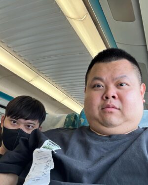 Da She Wan Instagram - 最喜歡跟豬腳出差了，中途餓了還可以吃！