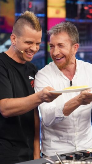Dabiz Muñoz Instagram - @dabizdiverxo enseña a @pablomotos cómo hacer una tortilla de chistorra 🤤

#DabizEH