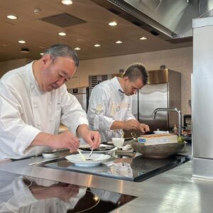 Dabiz Muñoz Instagram - Cooking with your childhood hero’s !!! @cheftetsuyawakuda ❤️

___________💣❌⭕️🔥

Cocinando con tus ídolos de pequeño @cheftetsuyawakuda ❤️