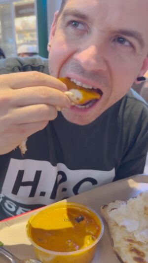 Dabiz Muñoz Instagram - Bocado Hedonista, goloso, intenso, profundo… absoluta gozadera máxima la street food india de Singapore , una de las mejores del mundo debido a su amplia comunidad india.
Un plato arrollador ❤️🇮🇳🔥