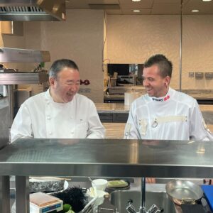 Dabiz Muñoz Instagram - Cooking with your childhood hero’s !!! @cheftetsuyawakuda ❤️

___________💣❌⭕️🔥

Cocinando con tus ídolos de pequeño @cheftetsuyawakuda ❤️