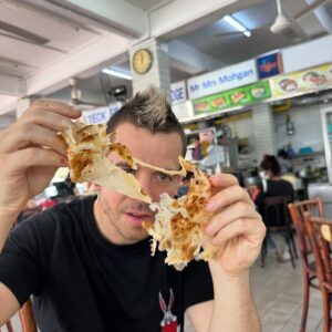 Dabiz Muñoz Instagram - Viendo la vida a través del increíble crispy roti Prata de Mr and Mrs Mohgan. Uno de los bocados más emocionantes del viaje. Único y brillante.
Me gusta darme cuenta de que después de casi 30 años cocinando, sigo siendo un ignorante, todavía no se nada… love eating more than cooking ❤️😎
🌶️❌⭕️🔥