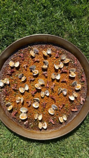 Dabiz Muñoz Instagram - Paella❌⭕️ para 3👨‍🍳🙍🏽‍♀️🐣, de bogavante asado, pulpitos y berberechos con curry francés vadouvan, piel quemada de naranjas y tomates asados !!! 
Equilibrios, contrastes y texturas, nos ha flipado l máximo nivel a los 3…
Alma mediterránea y esencia del mundo ❤️
Amo cocinar cualquier cosa, todo me emociona y excita!!!