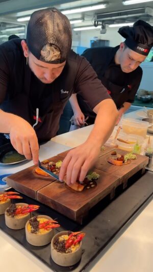 Dabiz Muñoz Instagram - Diver❌⭕️ 2024 on the pass @diverxo
Nigiri madurado del Pirineo. Trucha pirenaica como un sushi envejecido, con cangrejos de río y trufas !!!
🔥❌⭕️❤️