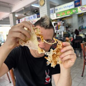 Dabiz Muñoz Instagram - Viendo la vida a través del increíble crispy roti Prata de Mr and Mrs Mohgan. Uno de los bocados más emocionantes del viaje. Único y brillante.
Me gusta darme cuenta de que después de casi 30 años cocinando, sigo siendo un ignorante, todavía no se nada… love eating more than cooking ❤️😎
🌶️❌⭕️🔥