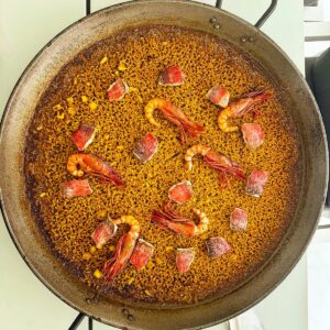 Dabiz Muñoz Instagram - Paella de domingo para tres !!! 🐥 👧🏽 👨‍🍳 
Salmonetes adobados a la gaditana, gambas rojas ahumadas calamar y harissa !!!!
La mejor paella que recuerdo ❤️🔥, un fiestón en casa !!!