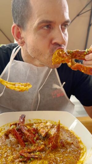 Dabiz Muñoz Instagram - He venido a Singapore más de 12 veces. Siempre que vuelvo busco nuevos chili crab para probar, y puedo decir que este esta espectacular, muy diferente y super especial. Equlibrios imposibles, sabores intensos y robustos e incisivo sabor a wok… un must !!!!!🔥 🌶️ 
Thank you for the tip @bibikgourmand ❤️