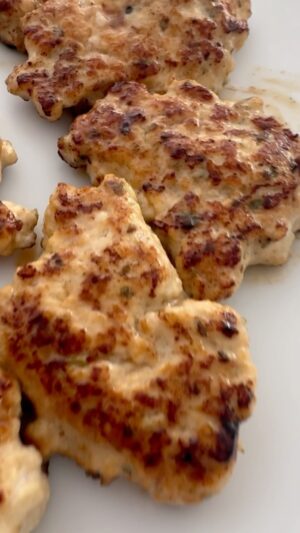 Dabiz Muñoz Instagram - Filetes rusos de pollo de corral con orégano, nuez moscada y miga remojada en leche de avena!! Cocinadas a fuego lento para que queden muy jugosas y caramelizadas por fuera, cremosas y jugosísimas, sabor umami y dulce resultante del caramelizado de la leche de avena en la sartén!!! 
Cero azúcar, cero sal y muchoooooo sabor para mi Pedroche pequeña ❤️❤️❤️ (y para la grande también😂)
Me está encantando el BLW!! Es increíble lo bien que come!