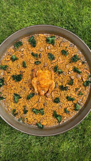 Dabiz Muñoz Instagram - Paella ❌⭕️ de los bosques !!! 
Paella de pollo coquelet asado con piñas de pino 🌲 con caldo de sus jugos a la mostaza y trufas negras, shitakes y hongos con chicharrones de kale y lima 🍋‍🟩 
🔥❌⭕️💣