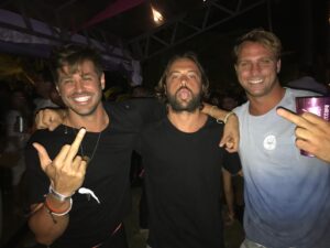 Dado Dolabella Instagram - Deus misericordioso, peço em nome do nosso amado @kayky.brito que seja restabelecida sua saúde. 🙏🏽

Pela gravidade do acidente, só de você estar vivo já demonstra o tamanho da sua força e da sua luz. ✨

Força guerreiro, ainda tem muito o que iluminar nesse plano. 💫

Pronta recuperação meu irmão!! 🙌🏽

Deus abençoe 💜