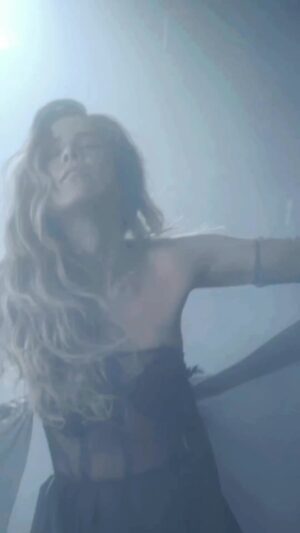 Dado Dolabella Instagram - Voa amor! 👐🏾

Você livre e a vida desatando em nós. ❤️‍🔥

Que album lindo!! Tô muito orgulhoso e cada dia mais apaixonado… 🌹

Te amo! ♾️

#Repost @wanessa
・・・
O clipe de Livre já está no ar! É muito emocionante ver esse trabalho ganhando vida e agora ter vcs comigo nessa jornada! Vamos juntos que só está começando! 

______________

Ficha Técnica:
Direção: Moroni Cruz e Steven Cruz 
Direção Fotografia: Kenny Kanashiro e Lucas Guido
Direção Arte Cenográfica: Rafael de Castro
Edição e Pós produção: Steven Cruz 
Roteiro: Wanessa Camargo, Steven Cruz e Moroni Cruz 
Assistente de Foto: Lucas Guido
Produtor Técnico: Yuri Camargo
Gaffer: Jeffz Rodriguez 
Maquinista: Diego Morcego
Assistente de Elétrica: Rafael Rufus
1o AC: Vinícius Oliveira
2o AC: Raul Bittencourt
Logger: Filipe de Toledo
Assistente de Produção: Cássia Brito
Assistente Geral: Matheus Andrade
Grua: Kaue Lima
Assistente Grua: Leonardo Guimarães 
Making Of: Bruna Avi e Illan Suarez
Produção Musical / Composição: César Lemos
Gestão / Financeiro: Igor Camargo 
Gestão / Comercial: Andie Fonseca
Produção Executiva: Alana Samara
Beleza: Jonas Santos
Direção de Moda (Concepção de figurino / Stylist): Luis Fiod
Produção de Moda: André Bona
Costureira / Camareira: Conceição Dantas 
Mídias Sociais / Fotos: Alexandre Pio
Segurança: André Carvalho
Assessoria de Imprensa: Access Mídia
Elenco: Caio Fernades, Gustavo Patchairo, Henrique Schmaia, Lucas Bambirra, Pamella Soull, Renan Santiago, Rodrigo Brito, Rosana Mendes e Thorben Anselmo
Agradecimento Especial: Prefeitura e Secretaria de Cultura de Mauá e Teatro Municipal de Mauá
