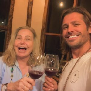 Dado Dolabella Instagram - Feliz dia pra todas as mães que fazem a diferença trazendo amor pra esse mundo, especialmente pra essas duas, toda minha gratidão! 💐🙏🏽❤️

1. Eu, mama e o vinho de kefir, feito por mim. Dos Deuses. ❤️

2. @wanessa recheada de amor do @jose_marcus_09 e @joaofranciscocamargobuaiz ❤️