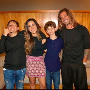 Dado Dolabella Instagram - Meu amor! Que espetáculo! 🔥

Meu peito está até agora de ressaca! Você é um tsunami de emoções, sentimentos e energia! ⚡️

Que show!! Você linda, leve, precisa, dançando, cantando que nem passarinho no rio, esquentando até o coração mais frio……… 💙

Trazendo aquele gostinho do céu que só você consegue proporcionar… ✨

E de quero mais… mais… mais… 🤩

Gratidão por essa noite mágica com a minha família e amigos/amores das nossas vidas!! ☀️💛

Te amo! 🌹❤️‍🔥

“Eu tenho tanta saudade…” 🥰