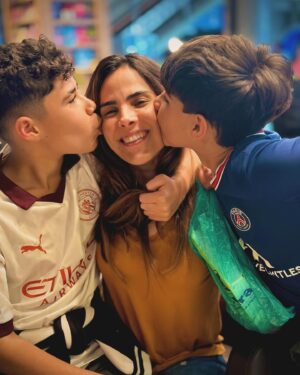 Dado Dolabella Instagram - Feliz dia pra todas as mães que fazem a diferença trazendo amor pra esse mundo, especialmente pra essas duas, toda minha gratidão! 💐🙏🏽❤️

1. Eu, mama e o vinho de kefir, feito por mim. Dos Deuses. ❤️

2. @wanessa recheada de amor do @jose_marcus_09 e @joaofranciscocamargobuaiz ❤️