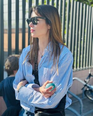 Dafne Fernández Instagram - Mix semanal ✨

1. Empieza la temporada de globos de agua 💦 
2. Lesbianas y republicanas 🤦🏻‍♀️ 
3. Metro de Madrid informa
4. Emulando a @elisa_matilla en “Los tacones de papá” (no os perdáis esa maravilla, en el teatro Lara)
5. Con la famosa mascarilla 👽
6. Uñitas perladas de @mismissponzano 
7. Girls💘 @belenecijar @anajaramartinezok 
8. Invirtiendo en mi. Qué maravilla de producto 🫠 @sisleyparisofficial 
9. Entradas agotadas para ver al señor Lorente y a @malenaalteriooficial 
10. Soy ese tipo de persona 😎